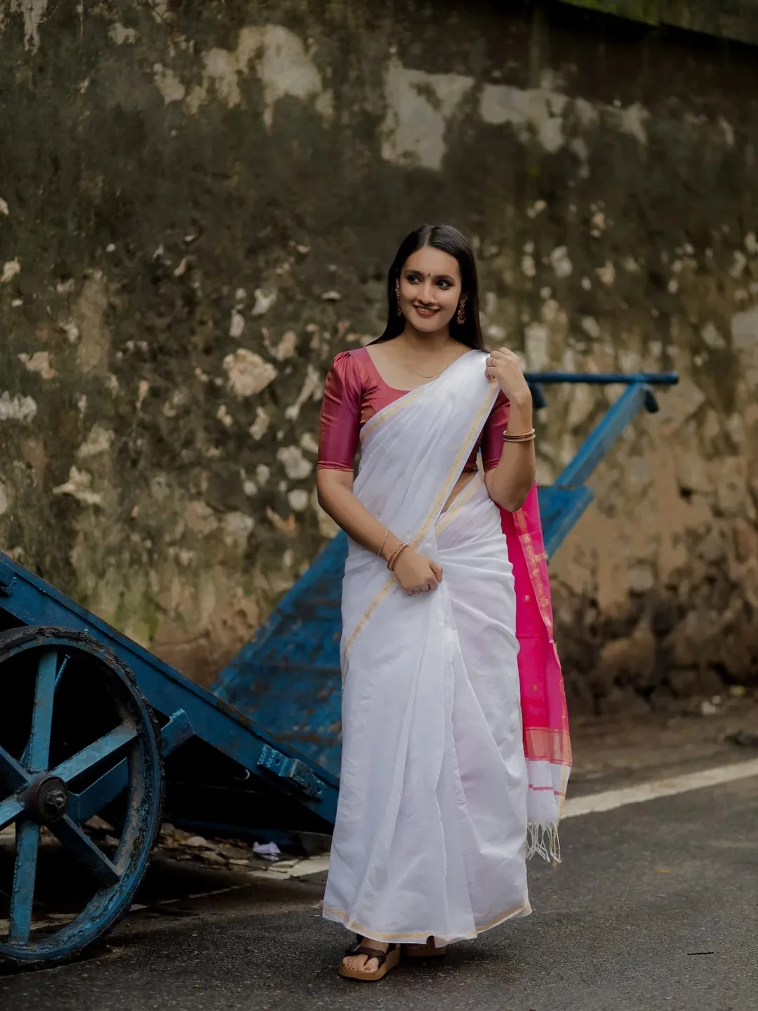 Elegance White with Pink color Maheshwari silk cotton saree - Image 2